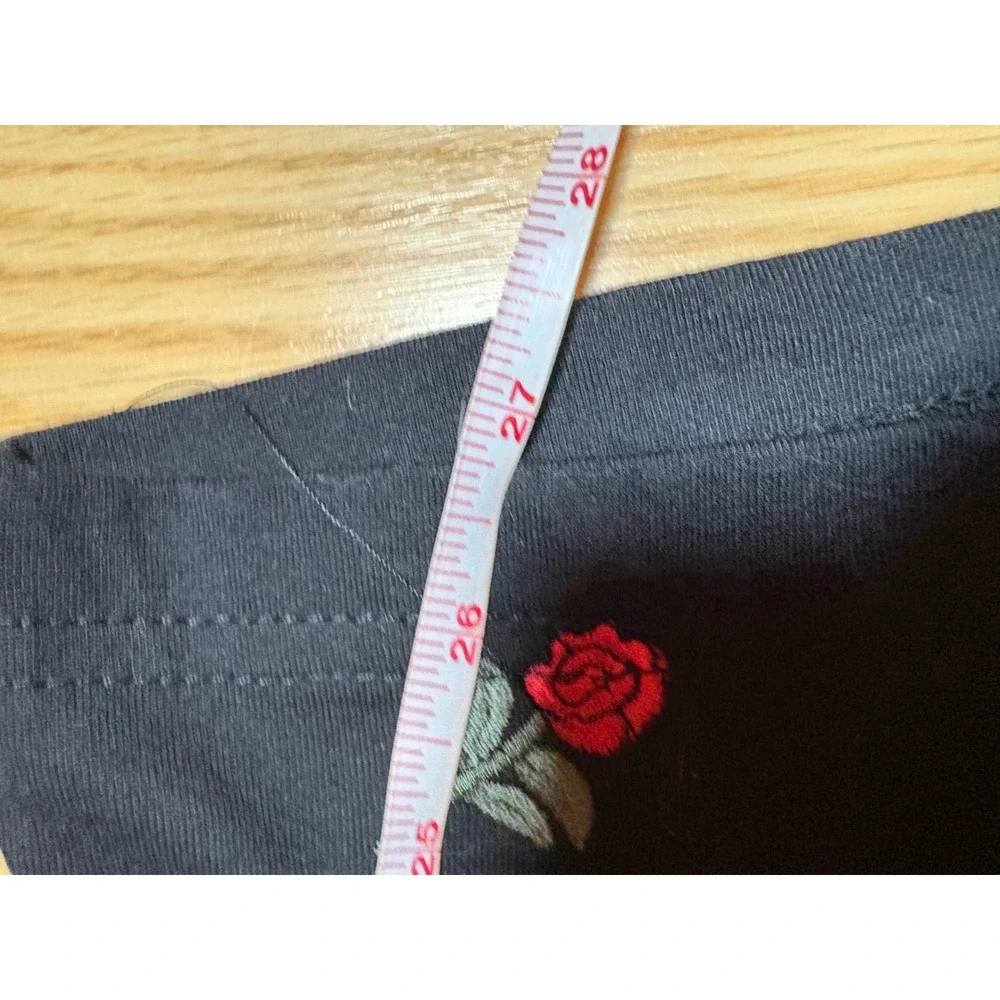 Guess Mens Black Embroidered Rose Tee Floral Short Sleeve T Shirt Size Medium - Picture 5 of 6